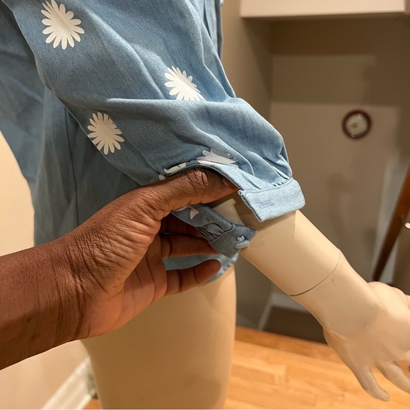 19.Simplee light blue button down shirt w white floral details brand new size S - Picture 7 of 11